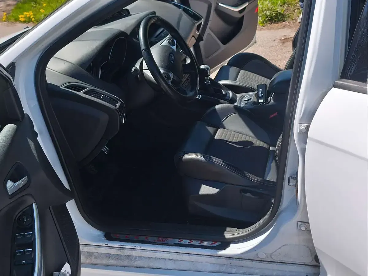 Gebraucht Ford Focus ST 250 PS (183 kW) 2014 Weiß Limousine