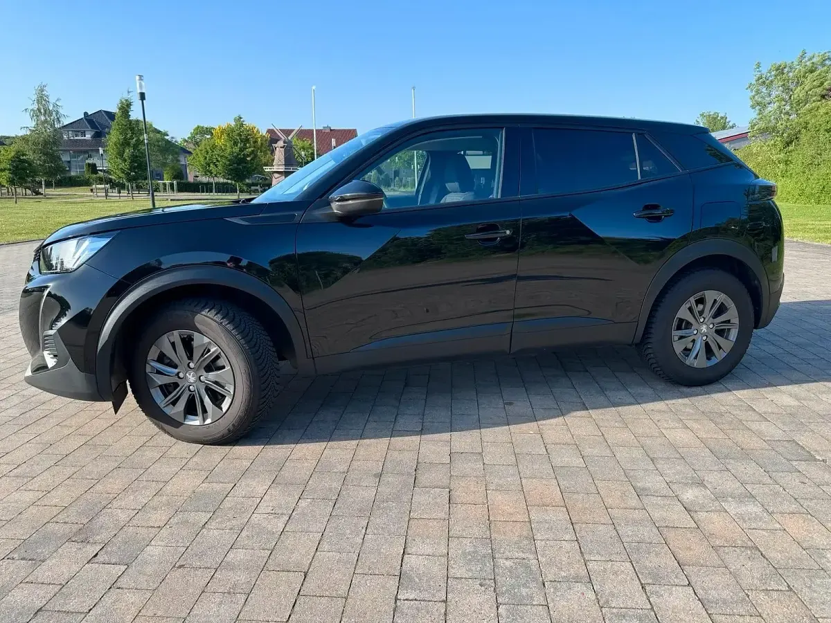 Gebraucht Peugeot e-2008 Active 100 kW (136 PS) 2021 Schwarz SUV