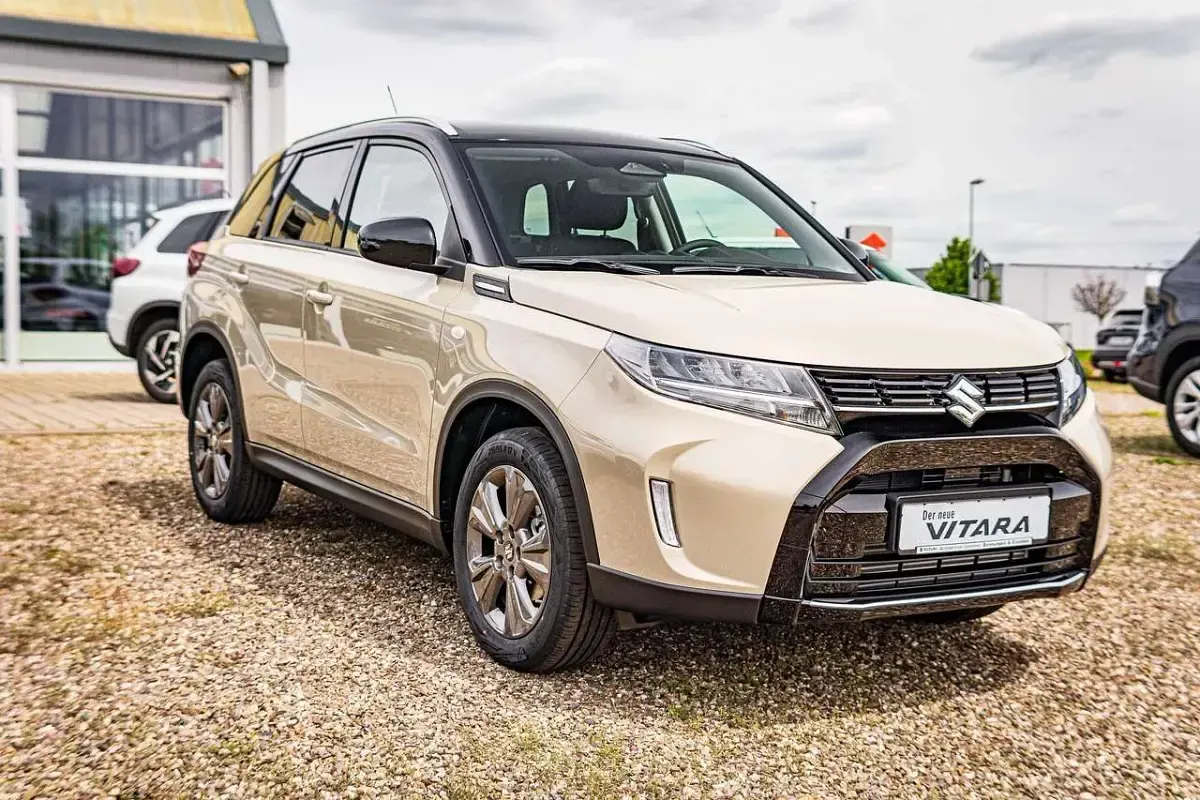 Neu Suzuki Vitara Comfort 110 PS (80 kW) 2026 Savannah/cosmic black pearl SUV