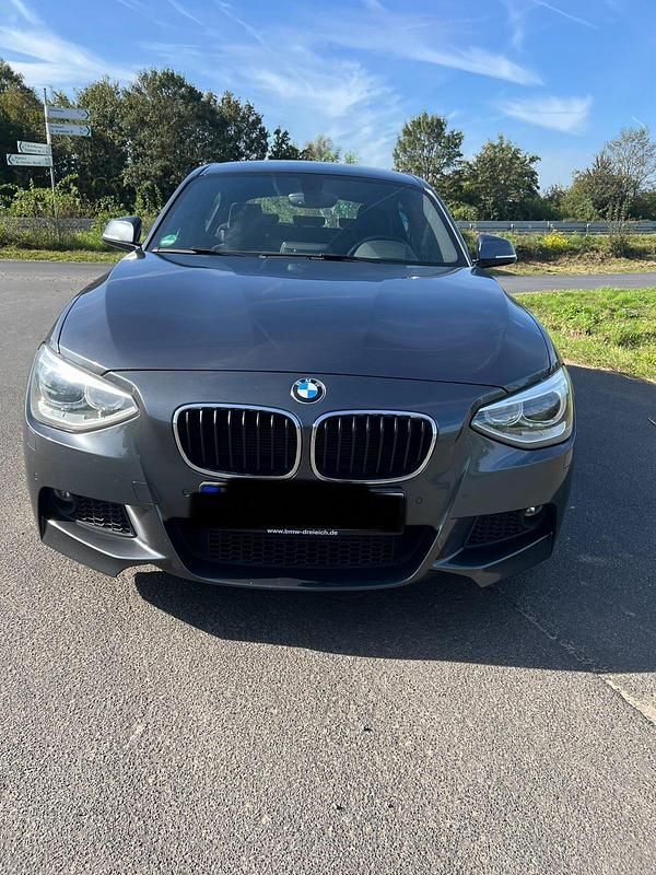 Grau Gebraucht 2015 BMW 118 M Sport Kleinwagen | 11.450 € (Superpreis) - Bild 1/4