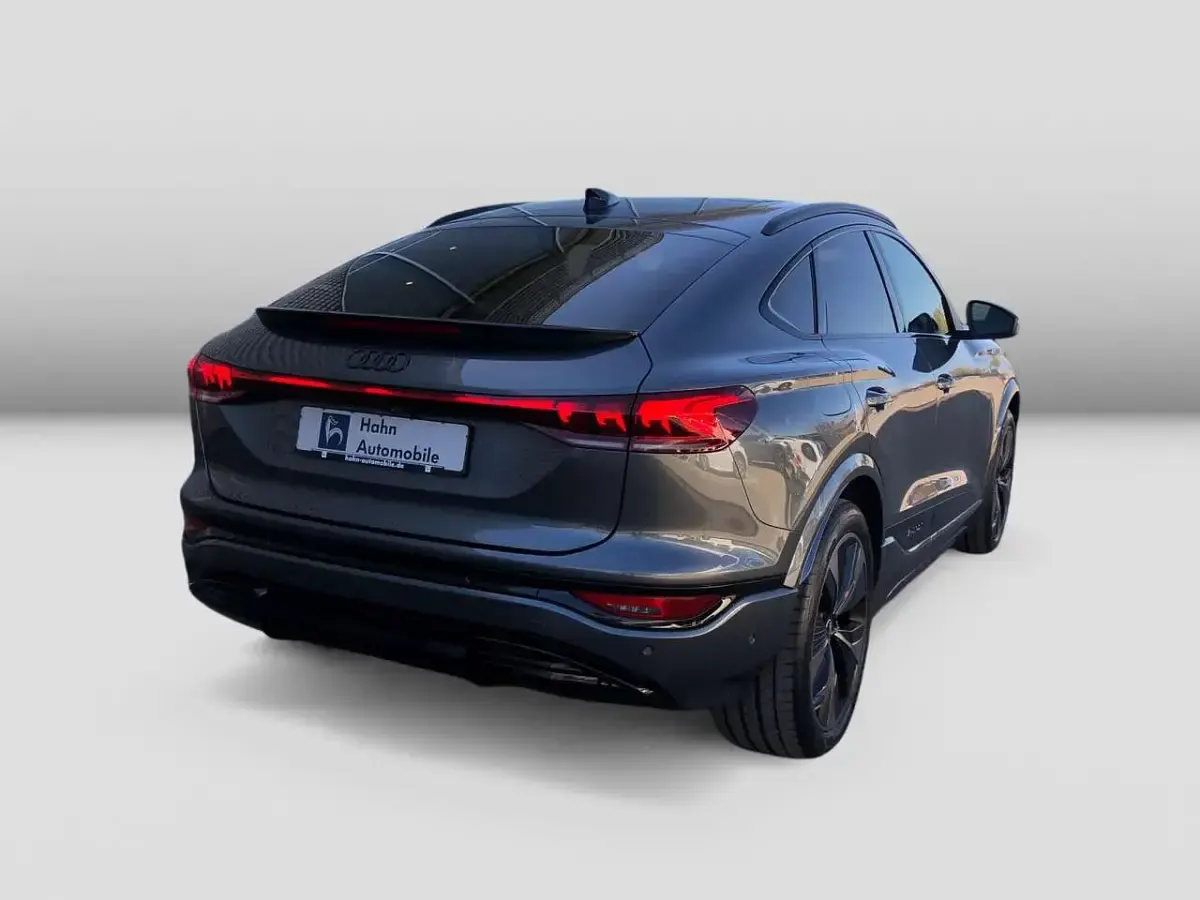 Neu Audi Q6 e-tron Performance 225 kW (306 PS) 2026 Daytonagrau perleffekt SUV