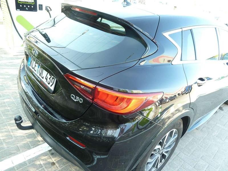 Schwarz Gebraucht 2016 Infiniti Q30 Premium Kleinwagen | 9.800 € (Fairer Preis) - Bild 1/4