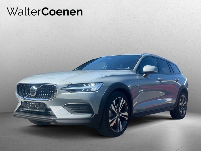 Grau Gebraucht 2024 Volvo V60 Plus Kombi | 44.980 € (Teuer) - Bild 1/4