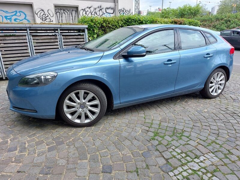 Blau Gebraucht 2015 Volvo V40 Momentum Kombi | 11.950 € (Fairer Preis) - Bild 1/4