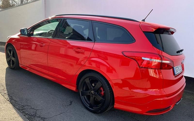 Gebraucht Ford Focus Sport 250 PS (183 kW) 2017 Rot Limousine