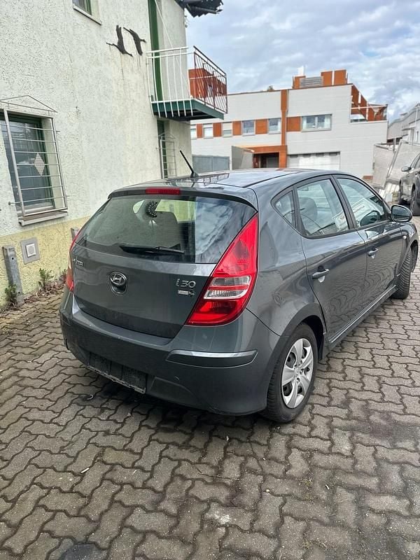 Gebraucht Hyundai i30 109 PS (80 kW) 2011 Blau Kleinwagen