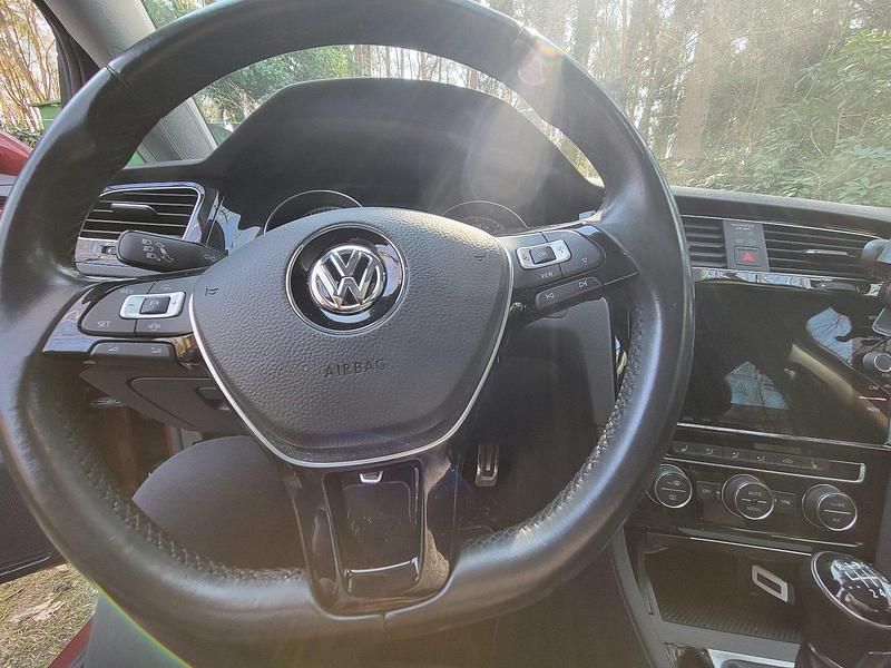 Gebraucht VW Golf VII 131 PS (96 kW) 2019 Rot Limousine