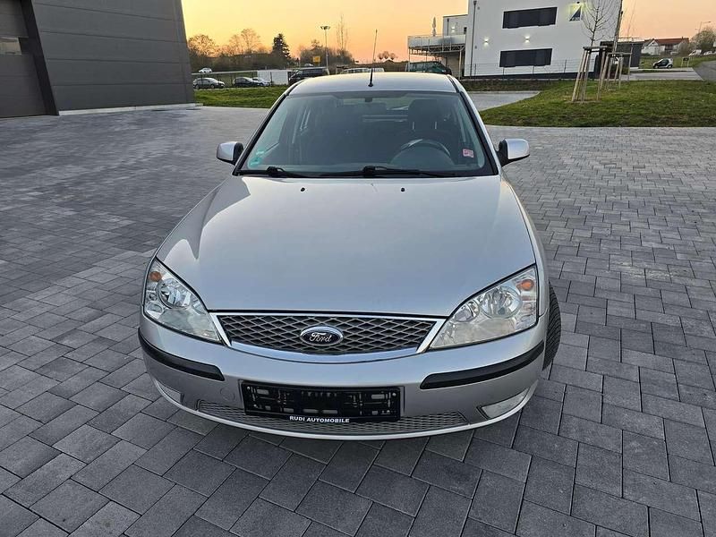 Gebraucht Ford Mondeo Trend 145 PS (106 kW) 2005 Kristallsilber metallic Kleinwagen
