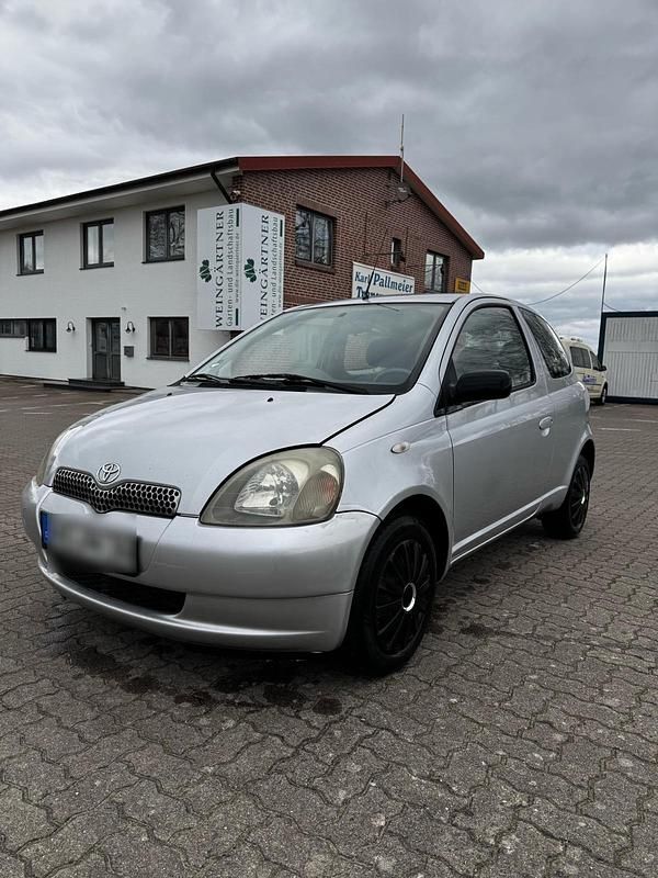 Silber Gebraucht 2000 Toyota Yaris Sol Kleinwagen | 250 € (Superpreis) - Bild 1/4