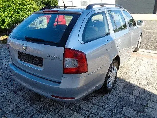 Gebraucht Skoda Octavia Ambition 105 PS (77 kW) 2012 Silber Kombi