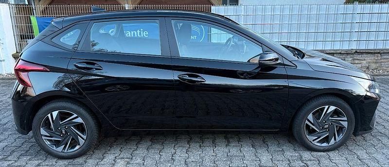 Gebraucht Hyundai i20 Select 101 PS (74 kW) 2021 Schwarz Kleinwagen