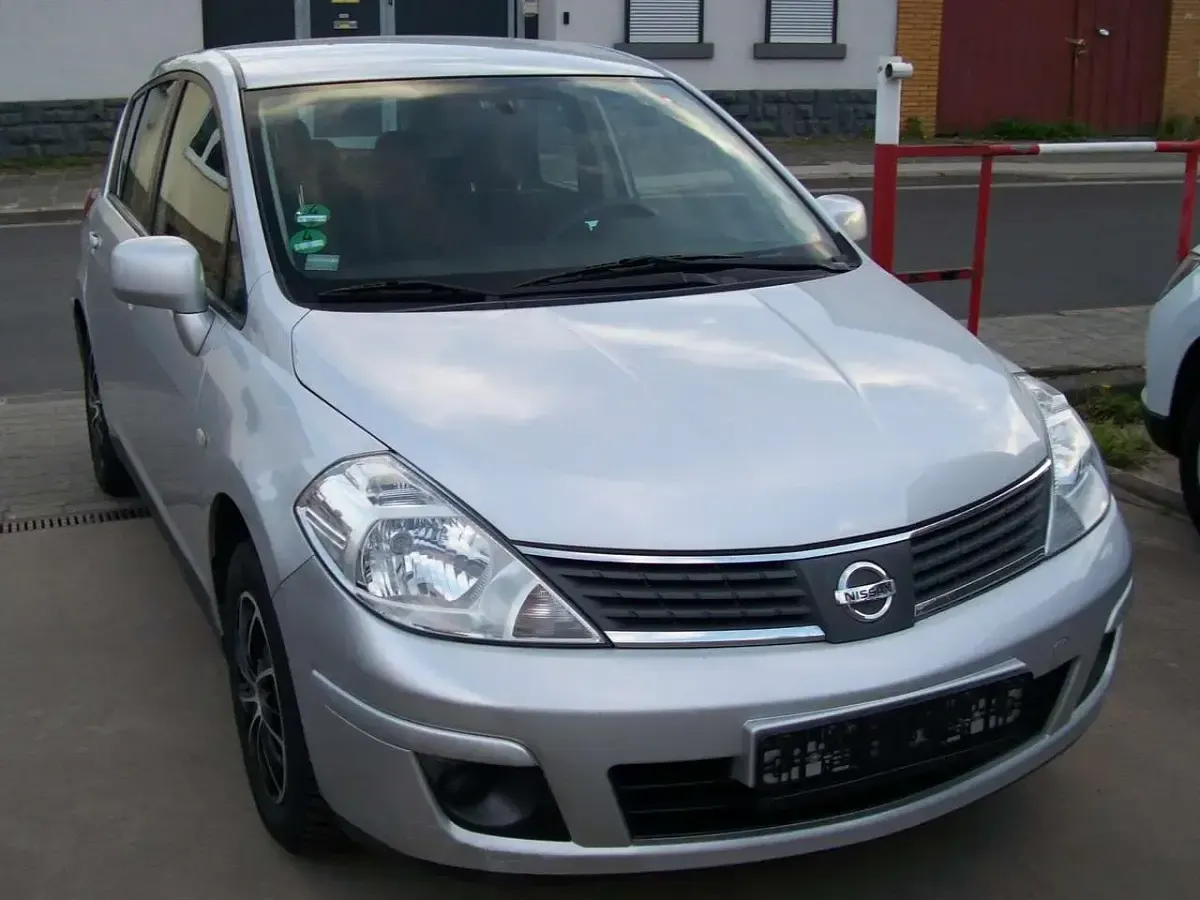 Gebraucht Nissan Tiida Visia 110 PS (80 kW) 2009 New silver (m) Kleinwagen