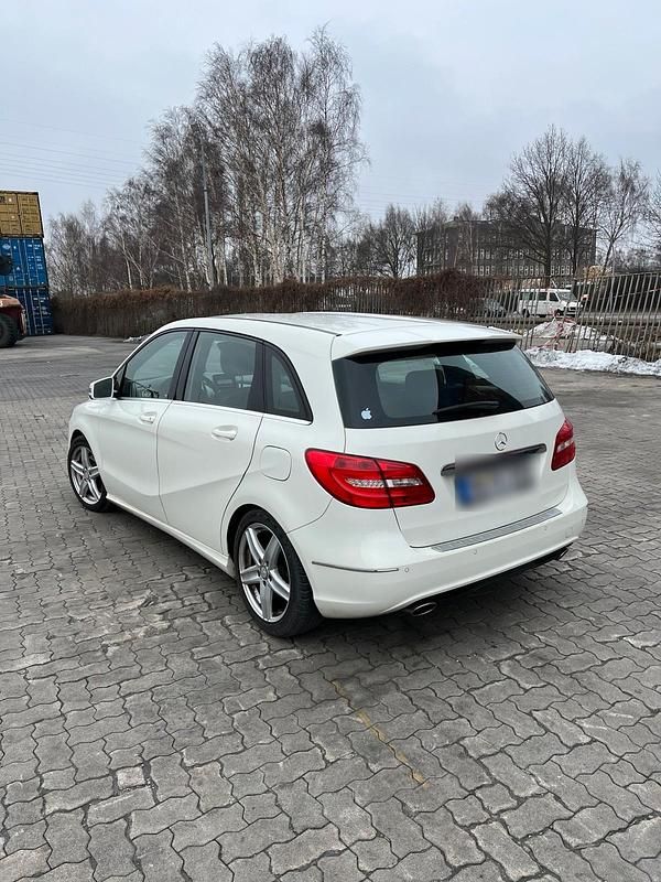 Gebraucht Mercedes B180 122 PS (89 kW) 2014 Weiß Van / Kleinbus