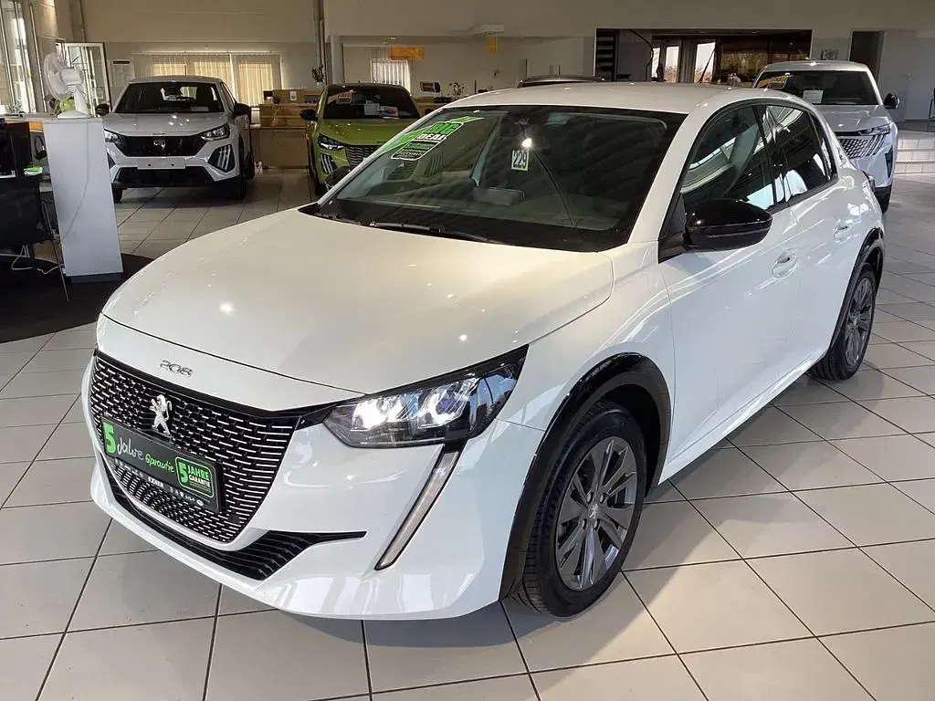 Gebraucht Peugeot e-208 Allure 100 kW (136 PS) 2023 Weiss Kleinwagen