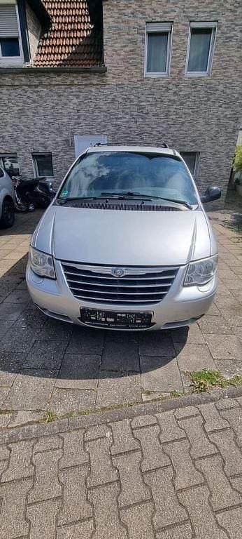 Usado Chrysler Voyager 150 CV (110 kW) 2005 Plateado Monovolumen