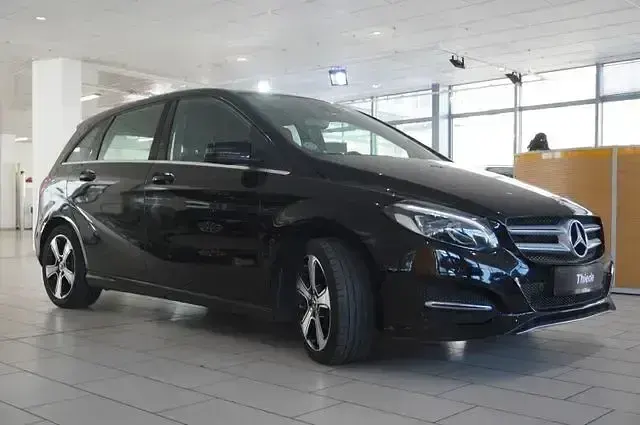 Gebraucht Mercedes B200 Urban 156 PS (114 kW) 2017 Nachtschwarz Kleinwagen