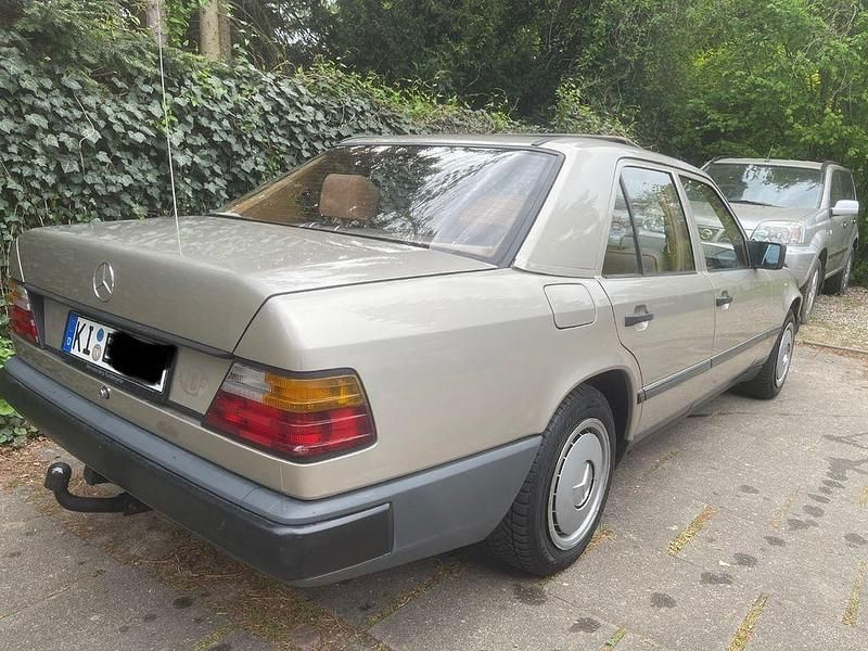 Gebraucht Mercedes 200 72 PS (52 kW) 1988 Gold Limousine