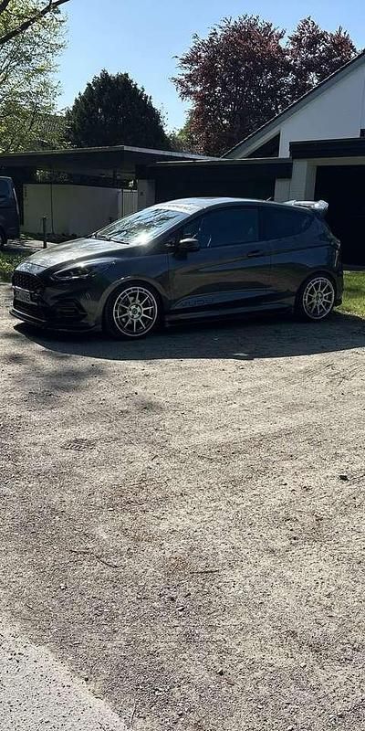 Grau Gebraucht 2020 Ford Fiesta ST Kleinwagen | 20.850 € (Etwas zu teuer) - Bild 1/4