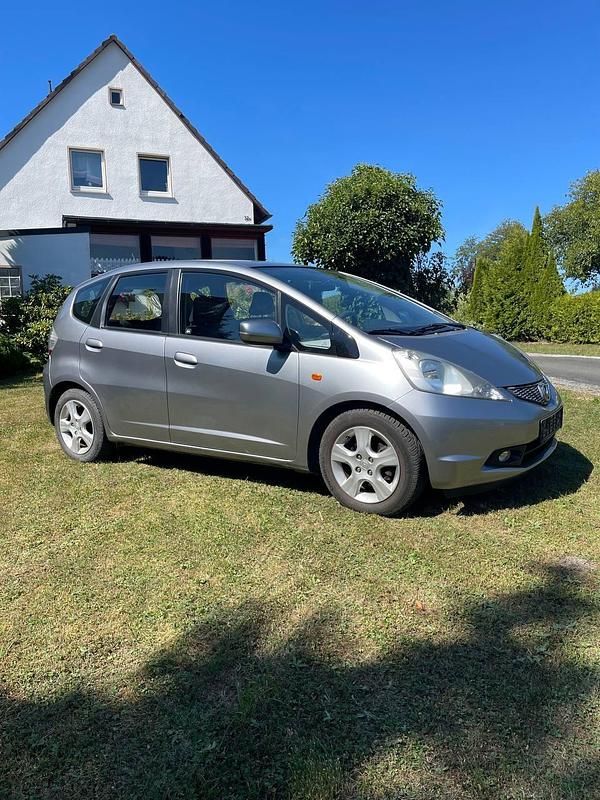 Grau Gebraucht 2009 Honda Jazz Kleinwagen | 2.800 € (Guter Preis) - Bild 1/4