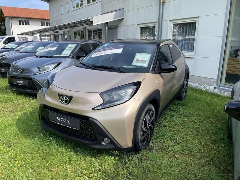 Ginger beige metallic/dach mys Neu 2025 Toyota Aygo Kleinwagen | 19.599 € - Bild 1/4
