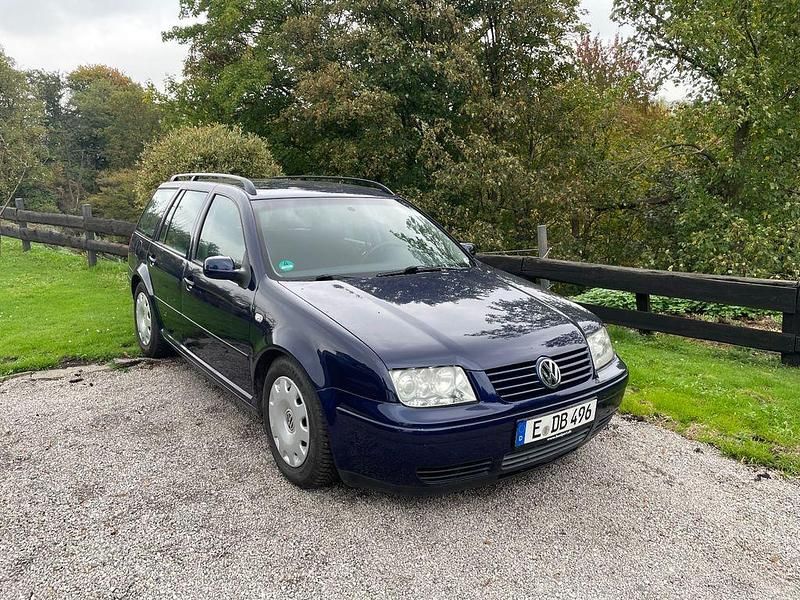 Blau Gebraucht 2000 VW Bora Comfortline Limousine | 2.500 € (Etwas zu teuer) - Bild 1/4