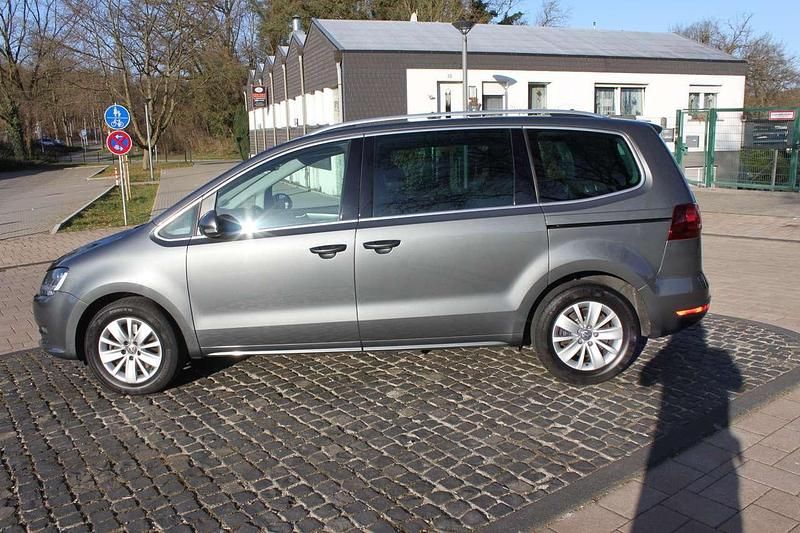 Grau Gebraucht 2019 VW Sharan Comfortline Van / Kleinbus | 12.750 € (Etwas zu teuer) - Bild 1/4