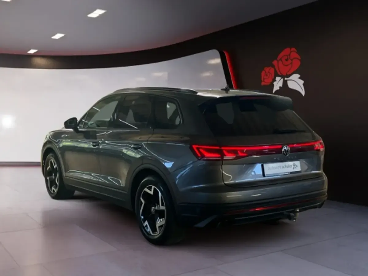 Gebraucht VW Touareg Basis 231 PS (169 kW) 2024 Quarzitgrau SUV