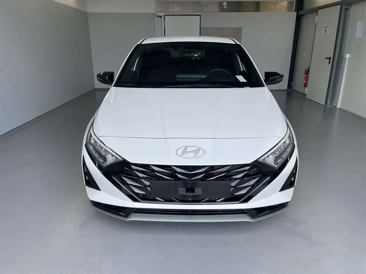 Neu Hyundai i20 Blackline 90 PS (66 kW) 2026 Atlas white Kleinwagen