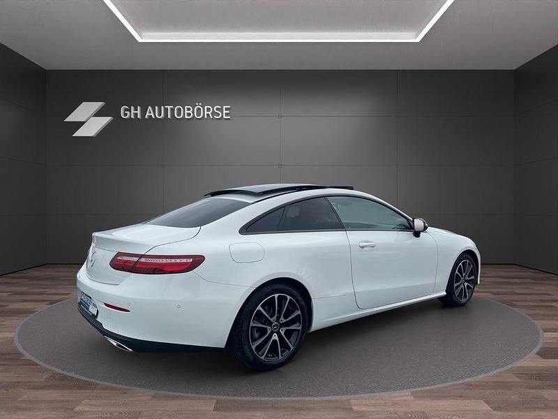 Gebraucht Mercedes E200 Night 184 PS (135 kW) 2018 Weiß Coupé