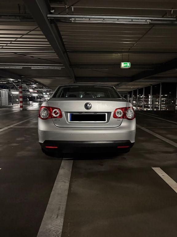 Gebraucht VW Jetta Freestyle 105 PS (77 kW) 2010 Silber Limousine