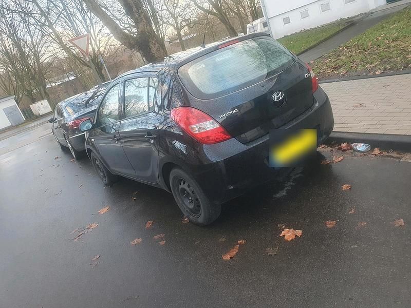 Gebraucht Hyundai i20 78 PS (57 kW) 2011 Schwarz Kleinwagen