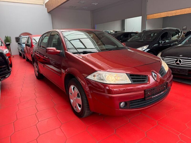 Rot Gebraucht 2007 Renault Mégane II Avantage Limousine | 4.990 € - Bild 1/4