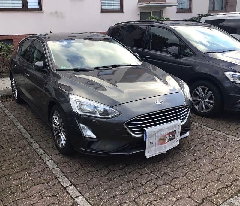 Gebraucht Ford Focus Titanium 125 PS (91 kW) 2019 Grau Limousine