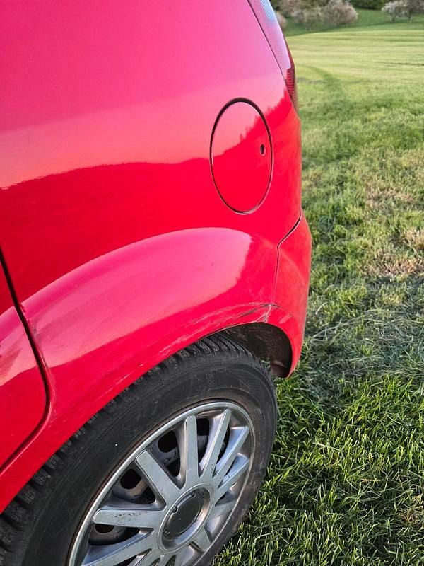 Używany Ford Fiesta 80 KM (58 kW) 2005 Czerwony Hatchback