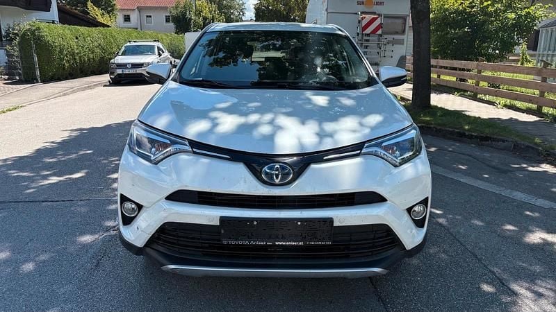 Weiß Gebraucht 2016 Toyota RAV4 Hybrid SUV | 14.900 € (Superpreis) - Bild 1/4