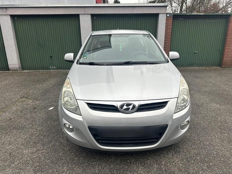 Gebraucht Hyundai i20 78 PS (57 kW) 2011 Silber Kleinwagen