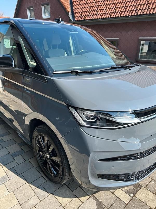 Gebraucht VW Multivan Edition 150 PS (110 kW) 2024 Grau Van