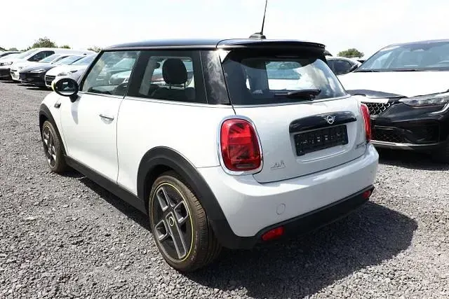 Gebraucht Mini Cooper Classic 135 kW (184 PS) 2021 White silver metallic white silver metallic Kleinwagen