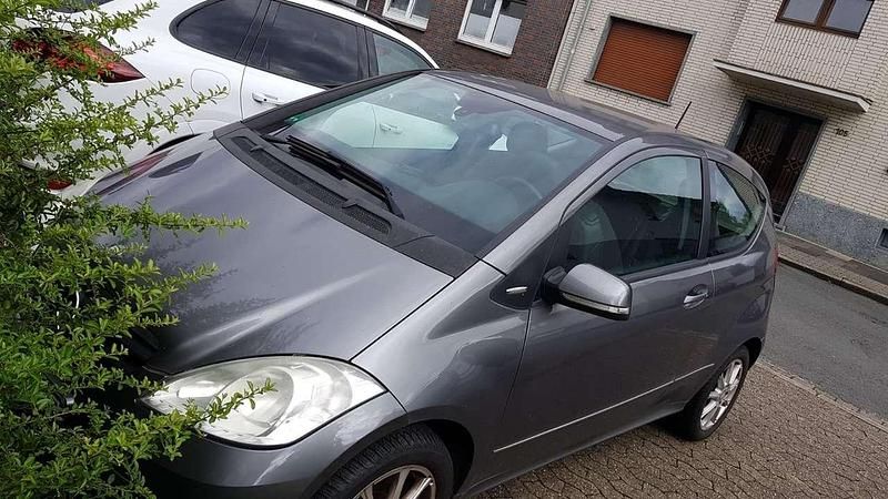 Grau Gebraucht 2010 Mercedes A180 Elegance Limousine | 3.200 € (Fairer Preis) - Bild 1/4