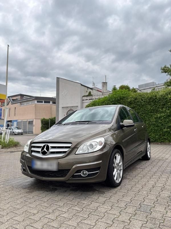 Gold Gebraucht 2010 Mercedes B180 Van / Kleinbus | 6.000 € - Bild 1/4