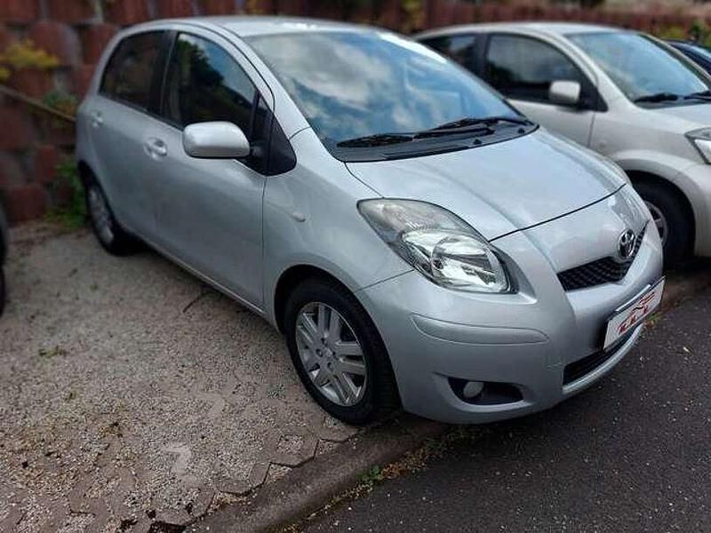 Silber Gebraucht 2010 Toyota Yaris Executive Limousine | 6.990 € (Teuer) - Bild 1/4