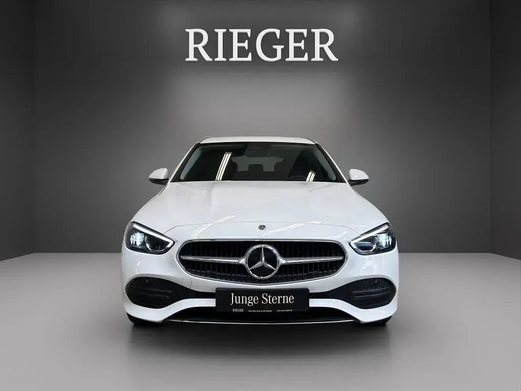 Gebraucht Mercedes C300 Avantgarde 204 PS (150 kW) 2024 Weiß Limousine