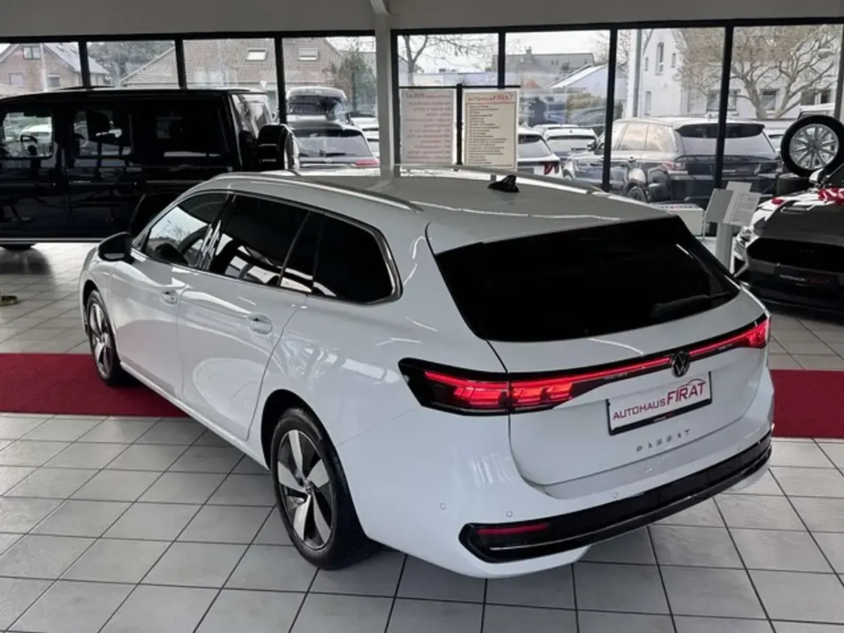 Gebraucht VW Passat 150 PS (110 kW) 2025 Weiß Kombi