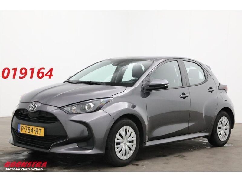 Grau Gebraucht 2022 Toyota Yaris Comfort Limousine | 10.951 € (Fairer Preis) - Bild 1/4