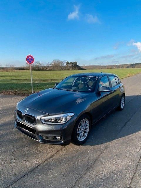 Grau Gebraucht 2018 BMW 118 M Sport Kleinwagen | 15.500 € (Superpreis) - Bild 1/4