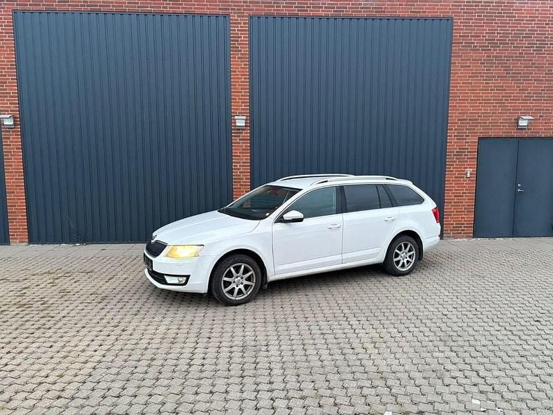 Gebraucht Skoda Octavia Elegance 150 PS (110 kW) 2014 Weiß Kleinwagen