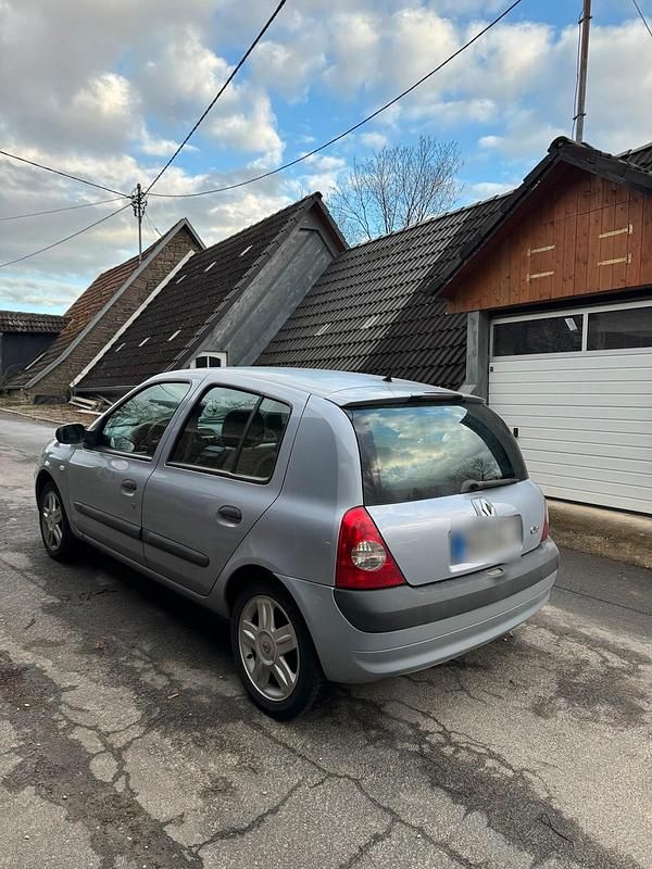 Gebraucht Renault Clio II 82 PS (60 kW) 2004 Silber Kleinwagen