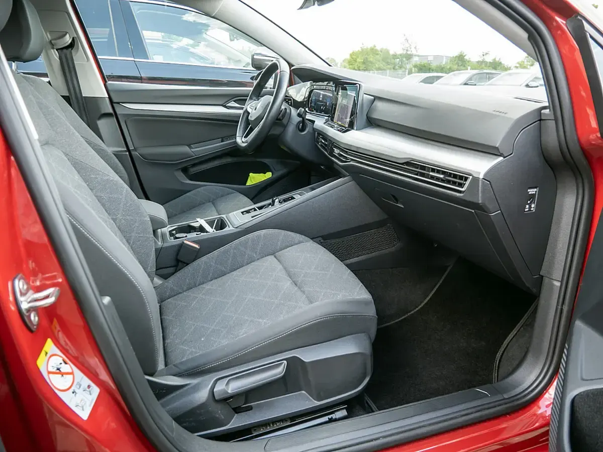 Gebraucht VW Golf VIII Life 110 PS (80 kW) 2022 Rot Limousine