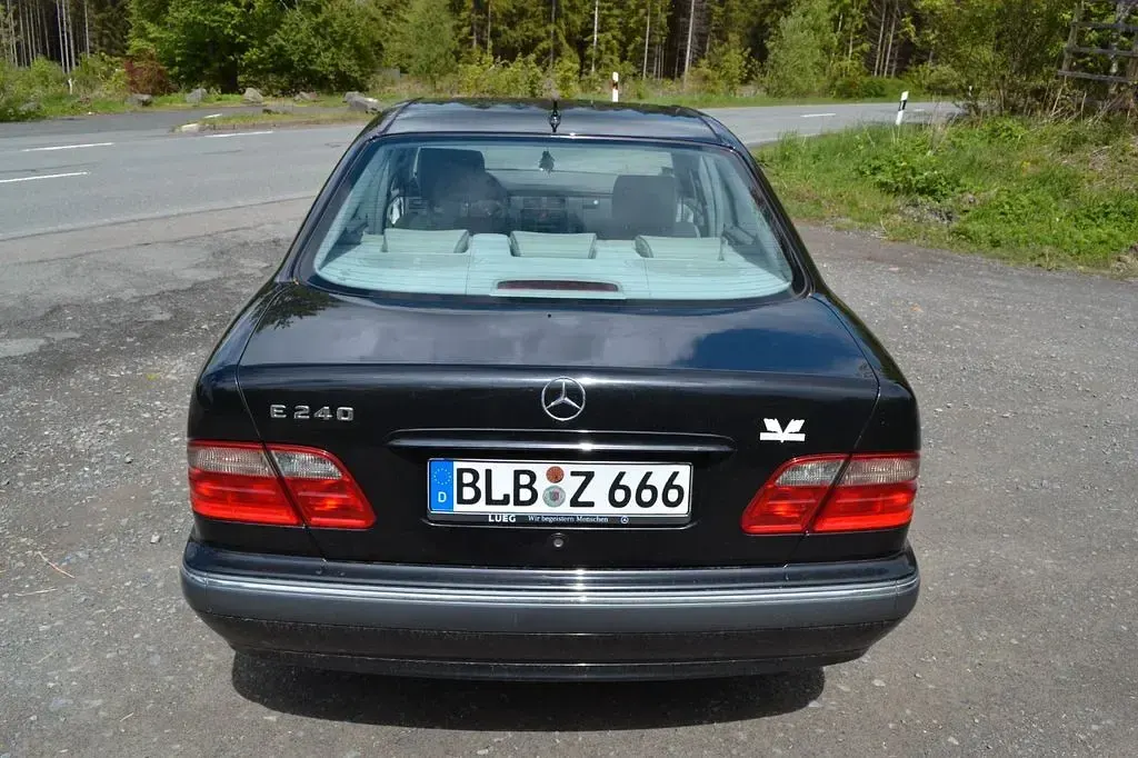 Gebraucht Mercedes E240 170 PS (125 kW) 2003 Schwarz Limousine