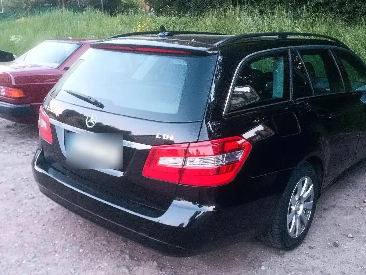 Używany Mercedes E220 170 KM (125 kW) 2011 Czarny Kombi